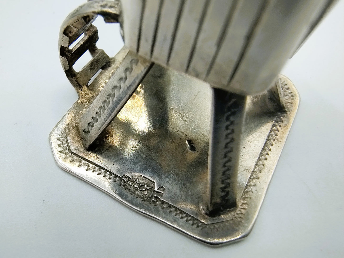 Zilveren miniatuur windmolenbasis met geprofileerde randen en siergravure.
