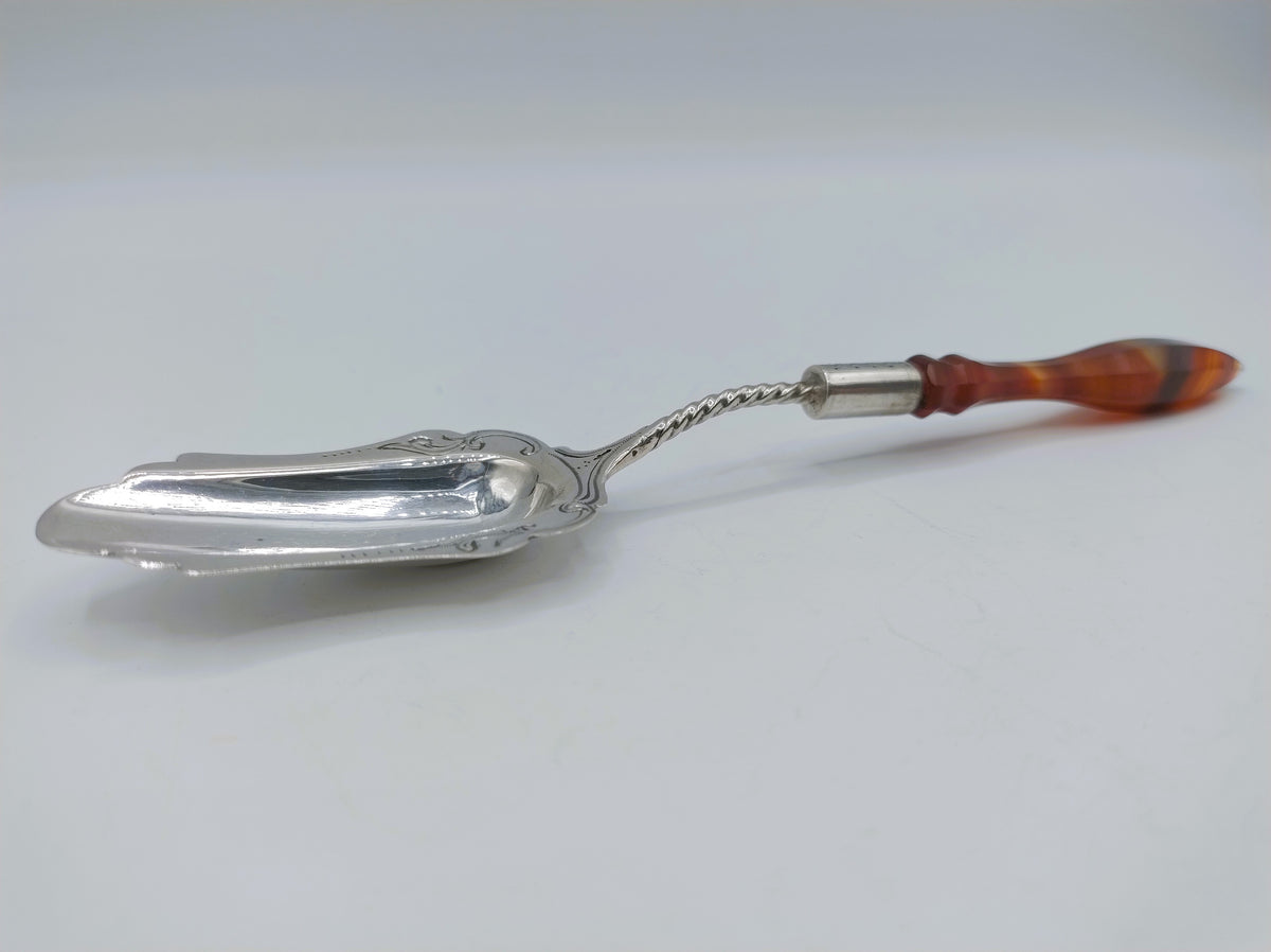 Zilveren suikerlepel met carneolen heft, ca. 1910