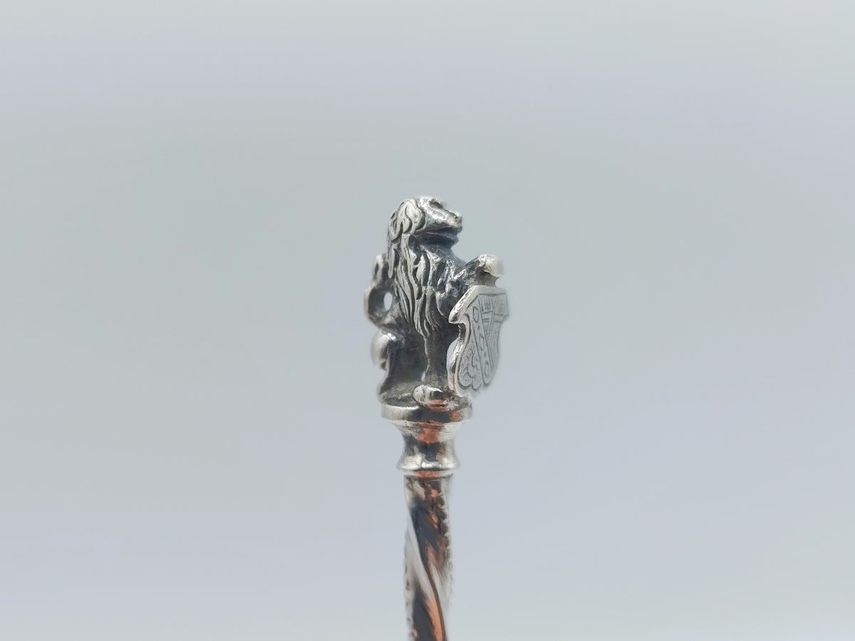 Zilveren sierlepel met leeuwenkop-sieraad en afwerking op het uiteinde van de steel