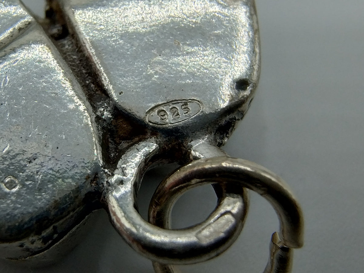 Close-up zilveren ballerina-schoenen hanger met 925-stempel en ophangring