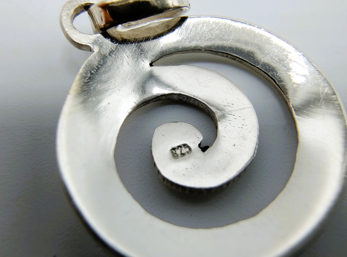 Zilveren 925 spiraal hanger, close-up van gedraaid spiraalmotief