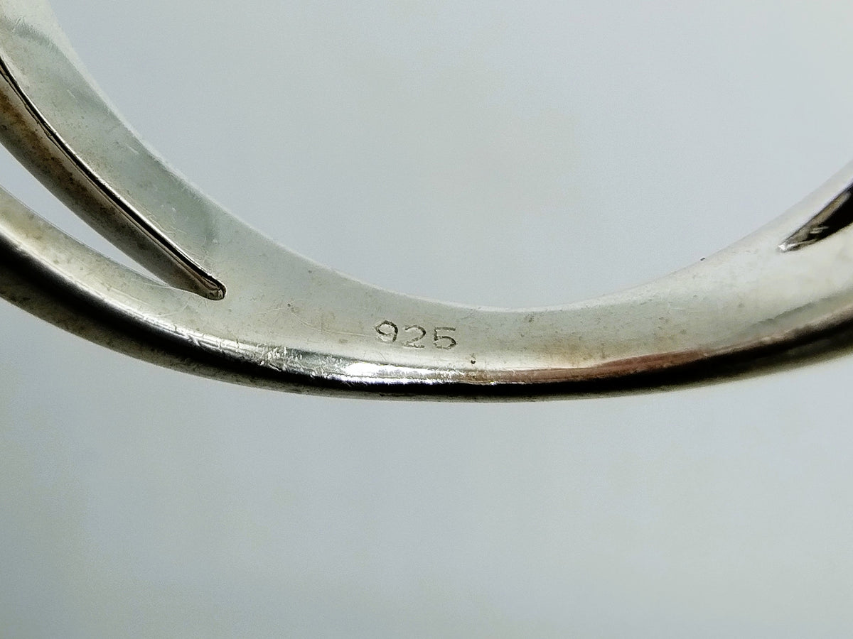 Close-up van 925-merkteken op de binnenkant van de zilveren wikkelring
