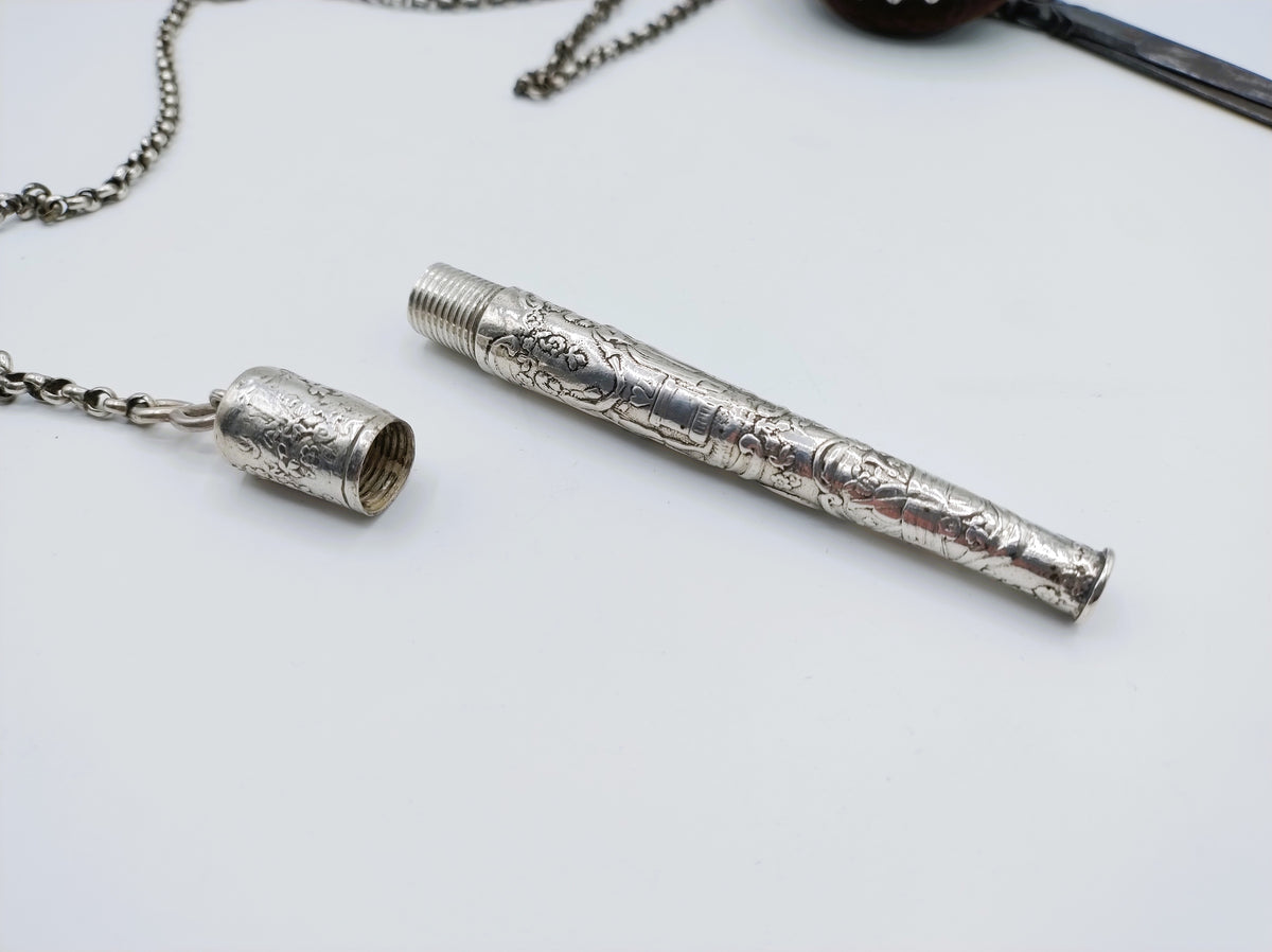 Zilveren chatelaine kettingdeel met gegraveerde buis en cilindrische afsluitdop