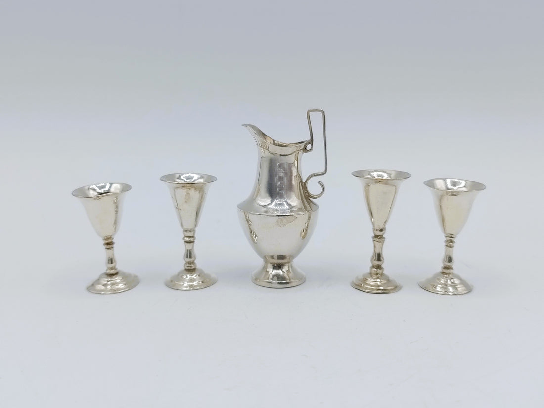 Miniatuur zilversmid Hendrik Duller, zilveren karaf met vier glazen in een elegante opstelling.