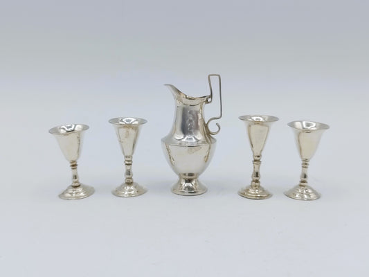 Miniatuur zilversmid Hendrik Duller, zilveren karaf met vier glazen in een elegante opstelling.