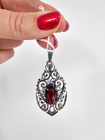 Vintage zlveren hanger met granaat, 835
