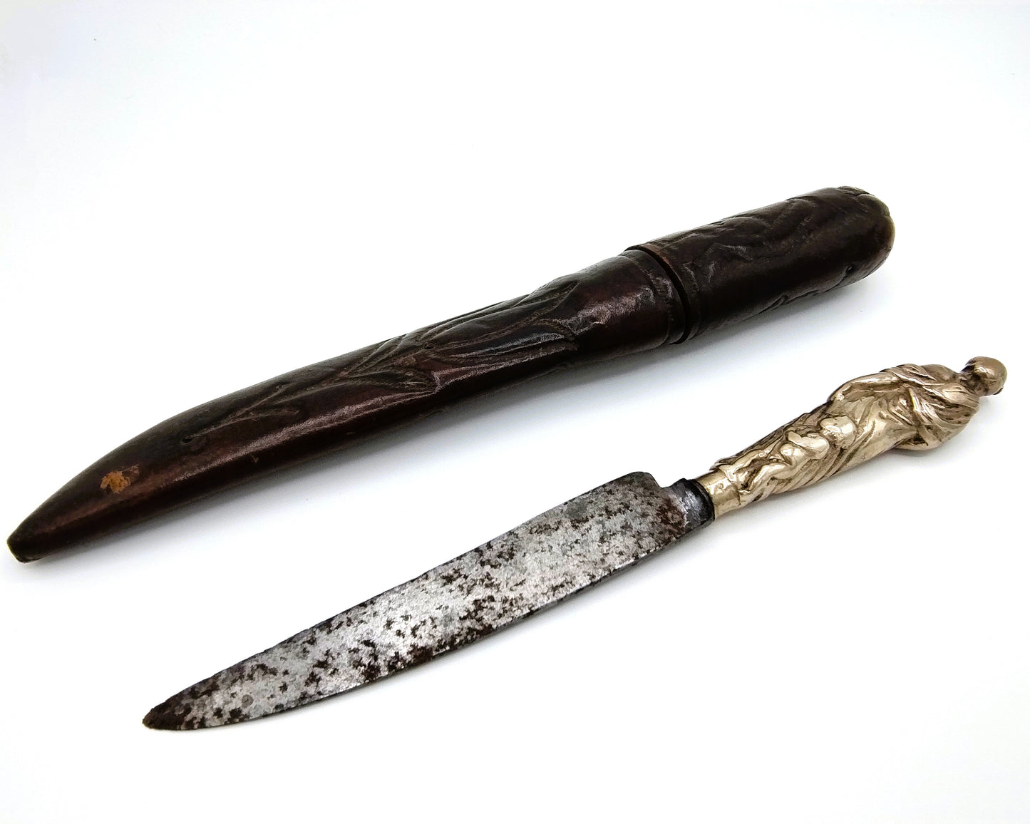 Schager knife with silver handle in leather sheath, 17th century.