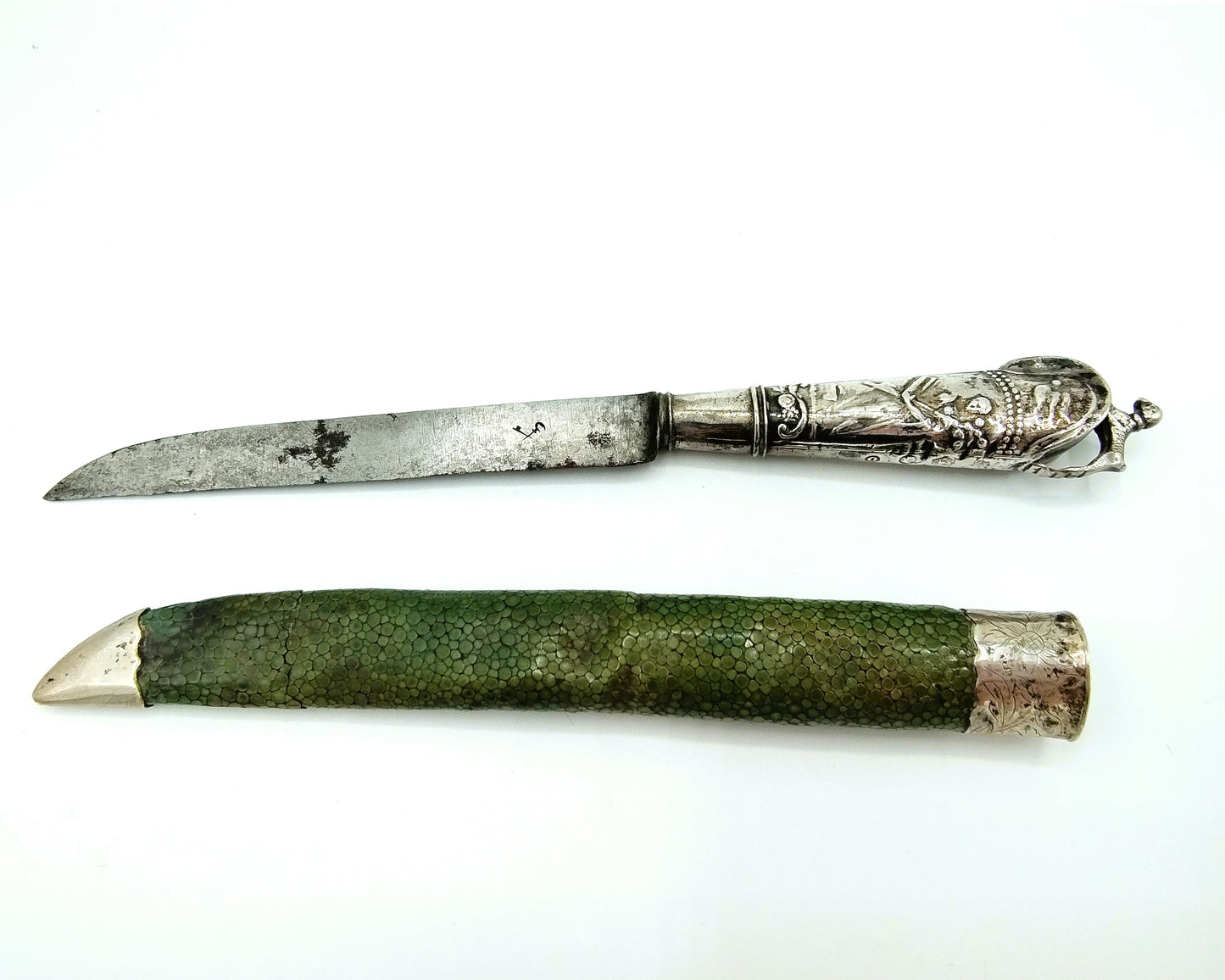 Antique knife with silver handle in rye leather sheath, N. Reek / Hoorn, 19th century.