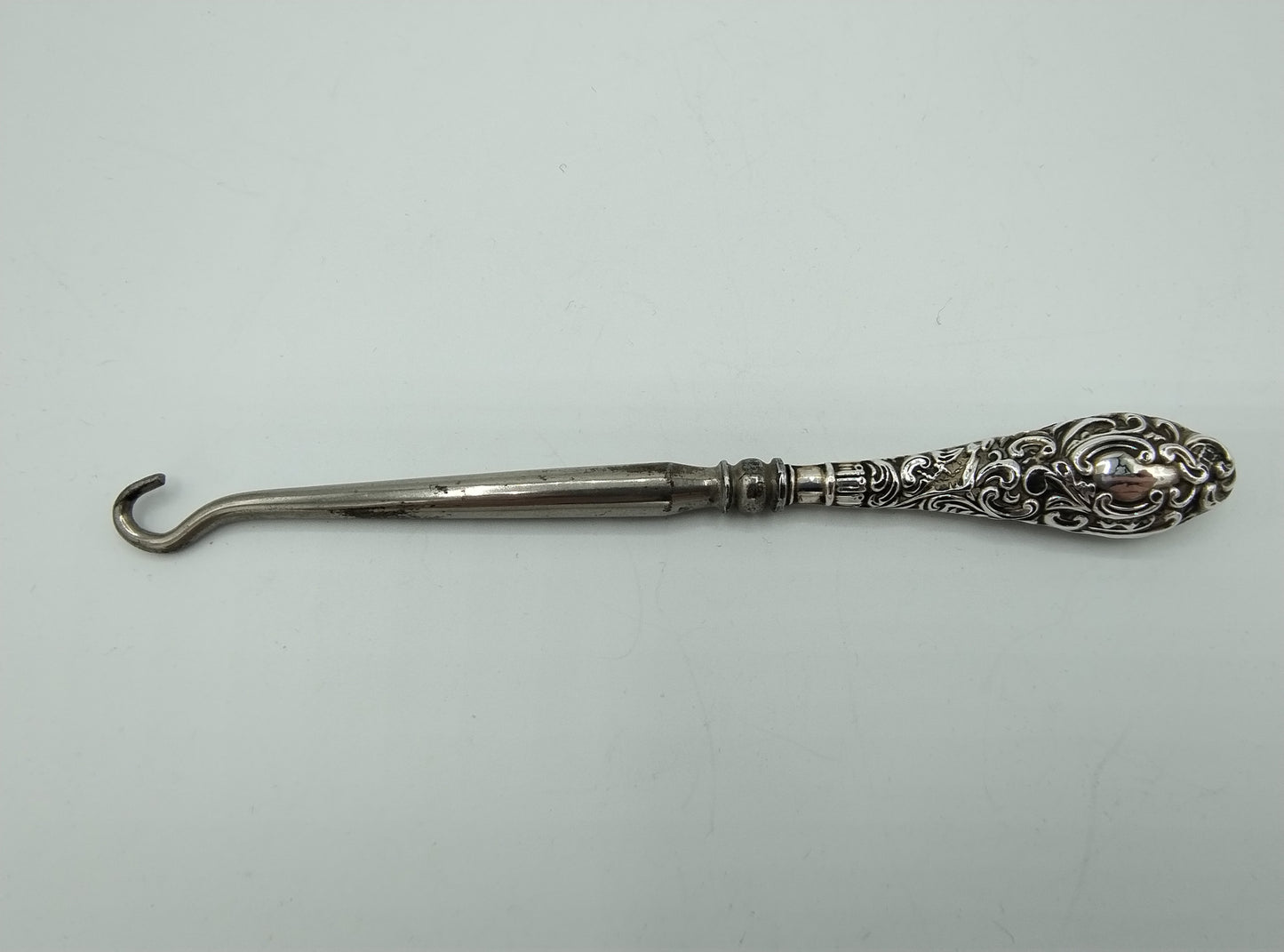 Lace hook with silver handle, Crisford &amp; Norris / Birmingham, 20th century