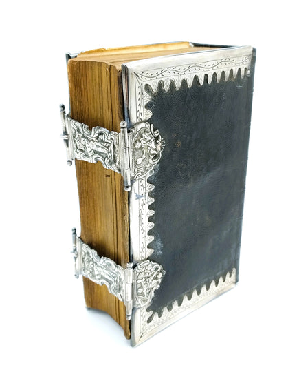 Bible with silver locks and fittings, L. Wijnants / Sappemeer, 18th century