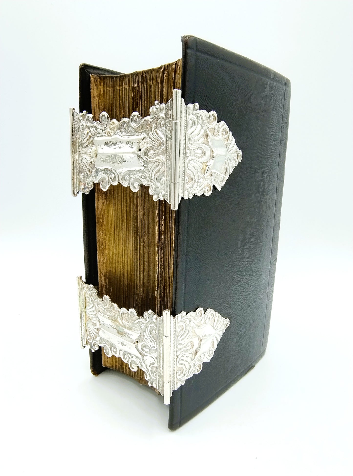 Bible with silver locks, Gebr. J. and D. Veenstra / Leeuwarden, 19th century