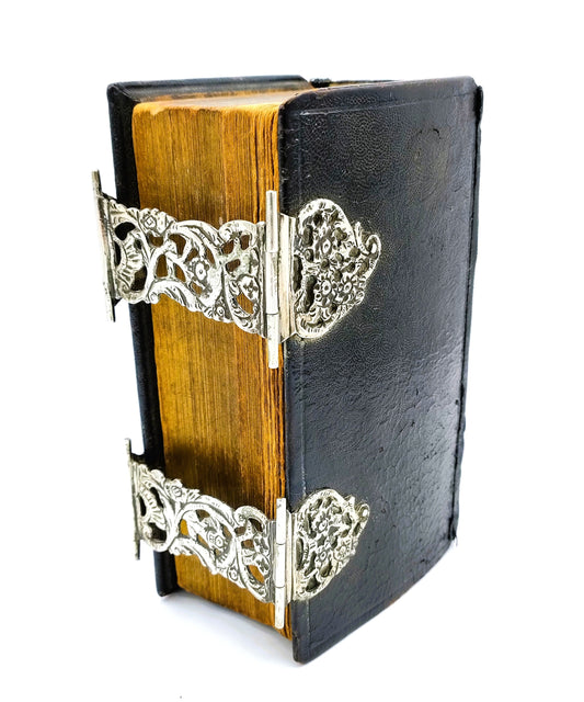 Bible with silver locks, L. van de Berg / Schoonhoven, 19th century