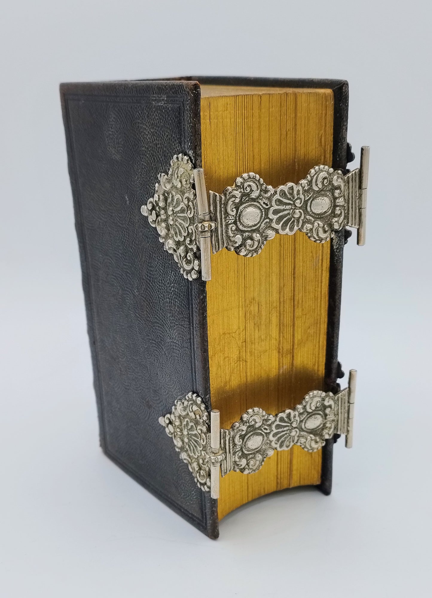 Bible with silver clasps, AO Drost / Staphorst, 20th century