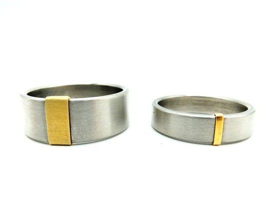 2 Stalen ringen met gouden applicatie, 585, 18,5 en 20 mm