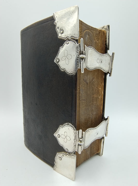 Bijbel met zilveren sloten en hoekstukken, E. Wientjes, Ootmarsum, 1831