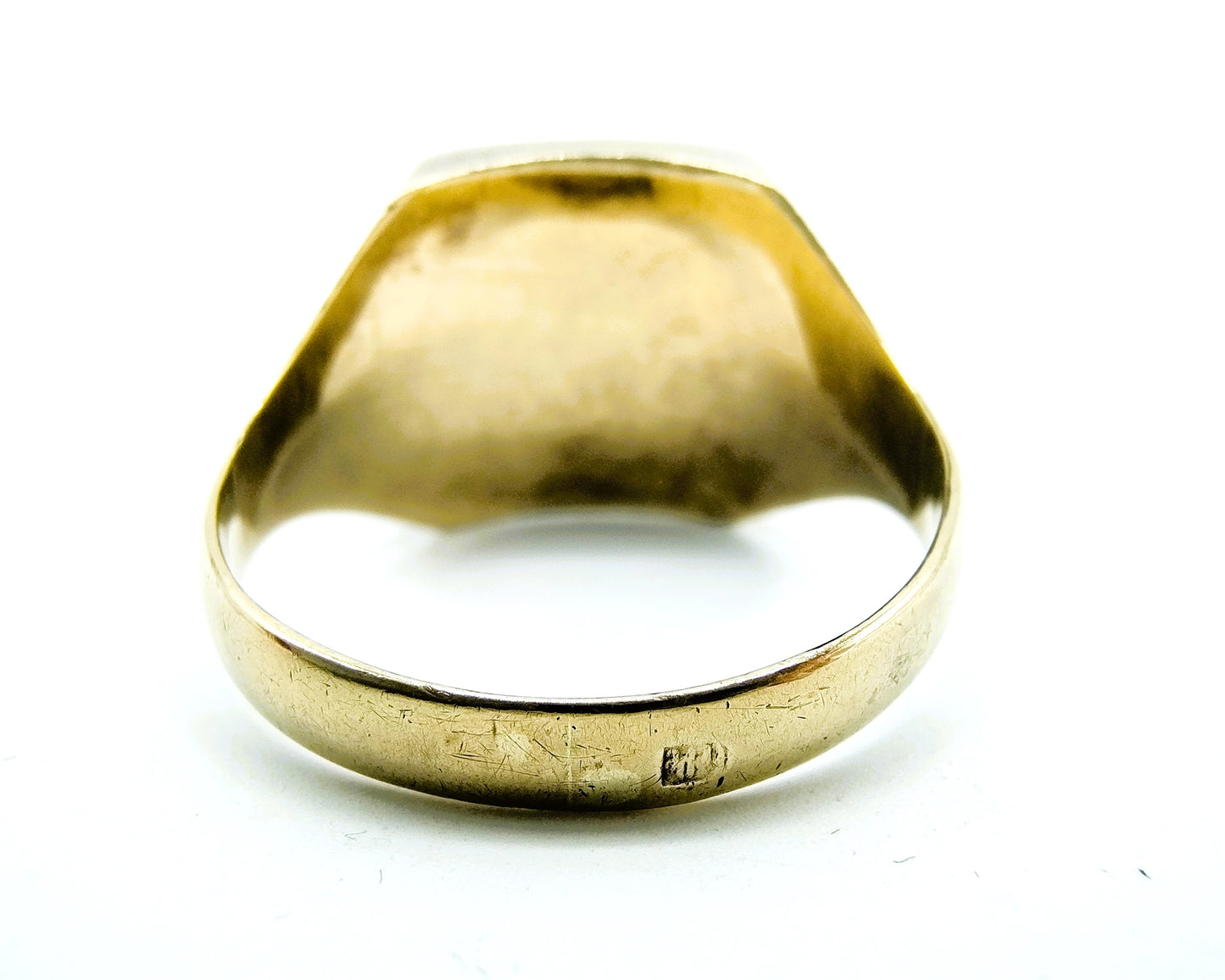 Gold signet ring with carnelian, 21 mm.