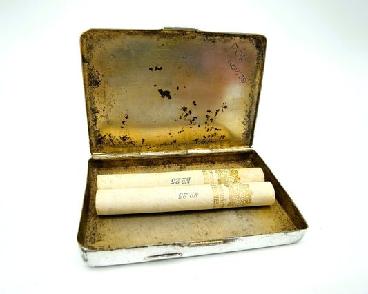 Silver cigarette box, including 2 cigarettes, 20th century