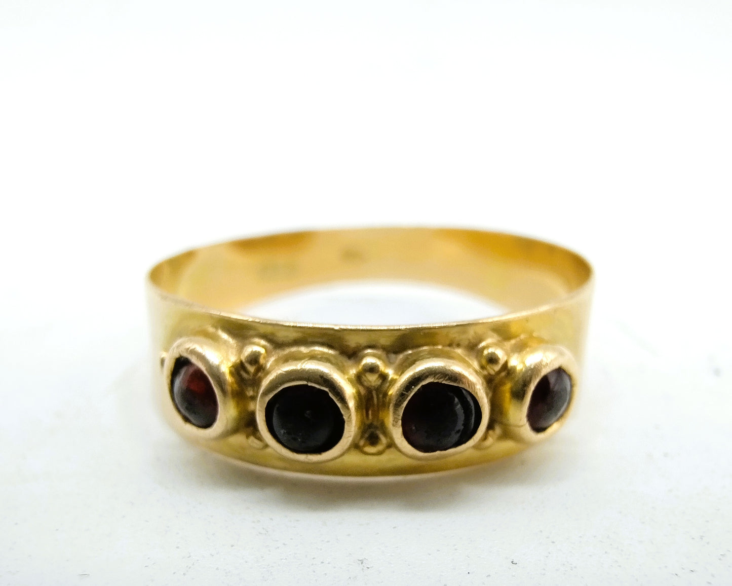 Goldring mit 4 Granaten, 14 Karat, 17,5 mm.