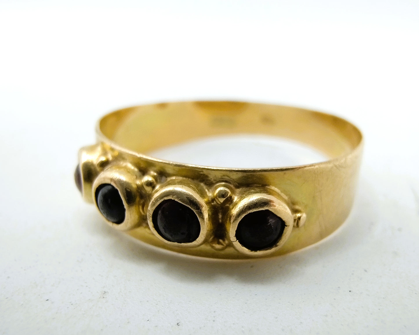 Gouden ring met 4 granaten, 14 karaats, 17,5 mm.