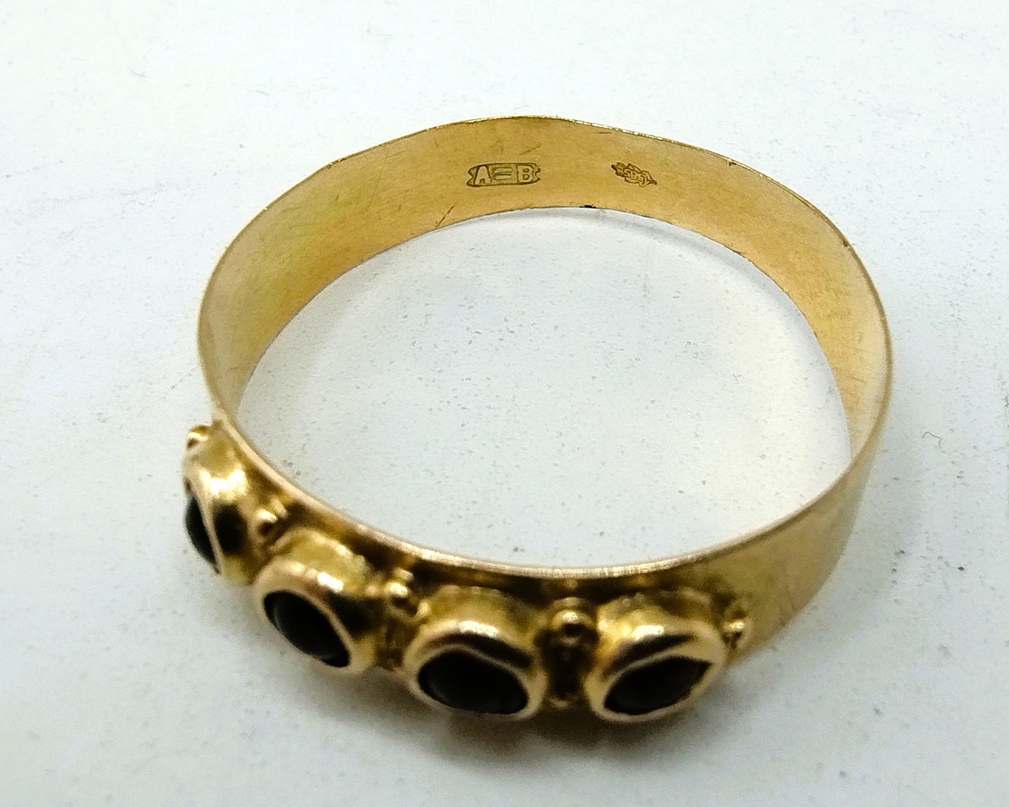 Gouden ring met 4 granaten, 14 karaats, 17,5 mm.