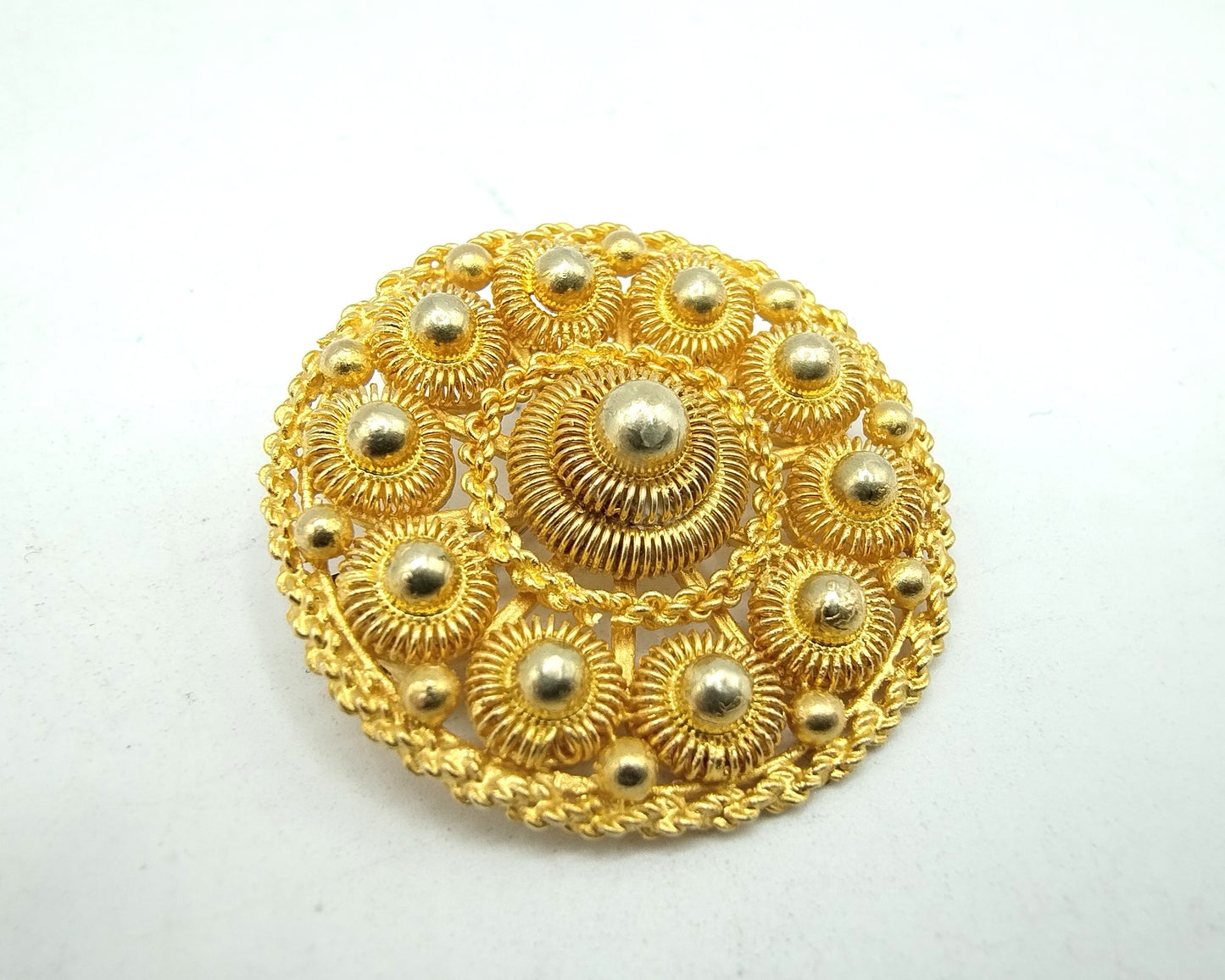 Gold Zeeland button brooch, Goese button, 14 carats