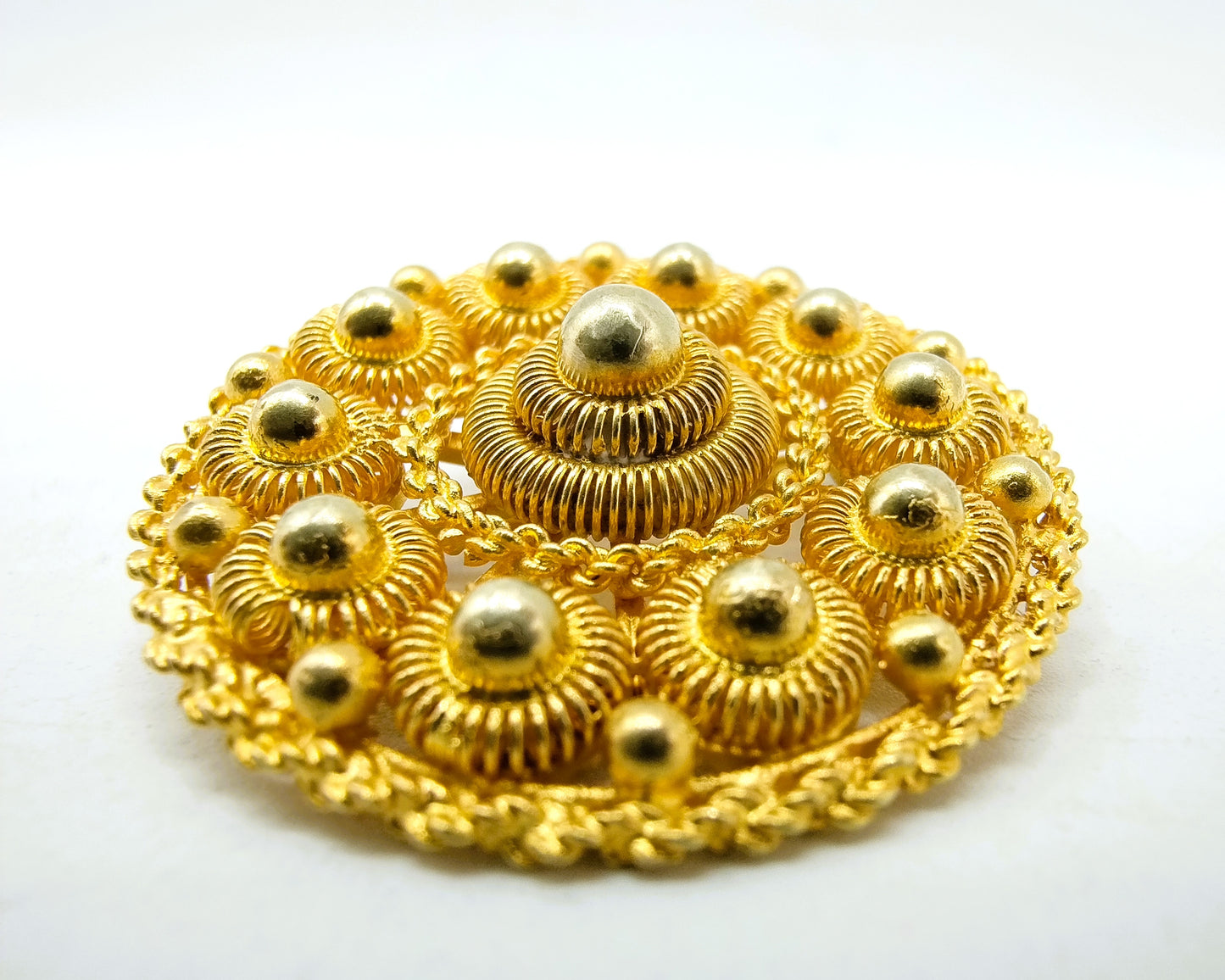 Gold Zeeland button brooch, Goese button, 14 carats