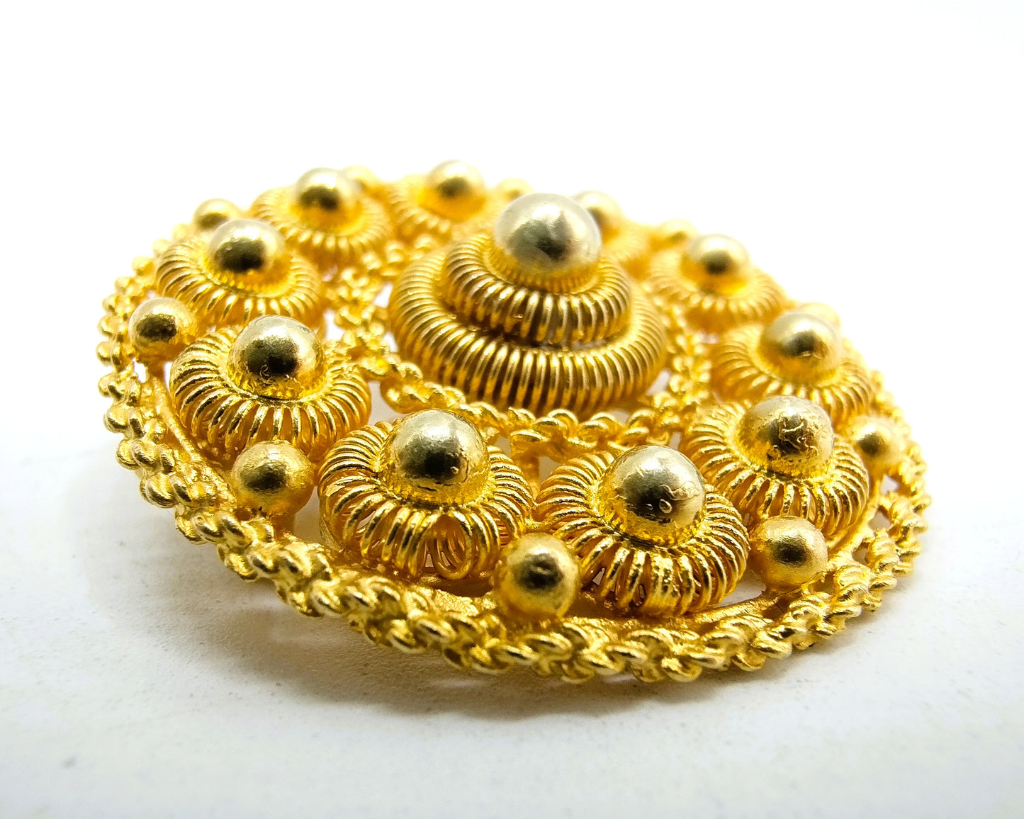 Gold Zeeland button brooch, Goese button, 14 carats