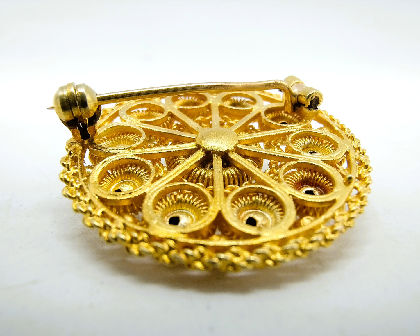 Gold Zeeland button brooch, Goese button, 14 carats