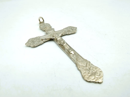 Silver cross pendant with corpus