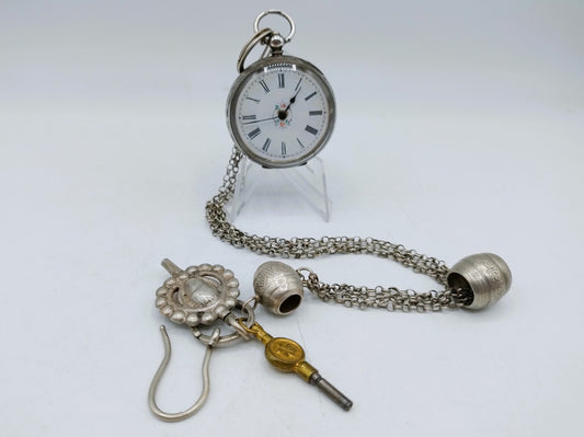 Silberne Taschenuhr an silberner Uhrenkette mit Schlüsseln, 19. Jahrhundert.