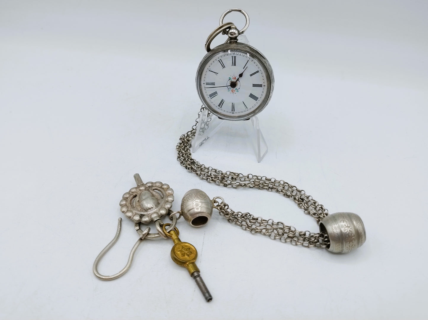 Zilveren zakhorloge aan zilveren horlogeketting met sleutels, 19e eeuws.