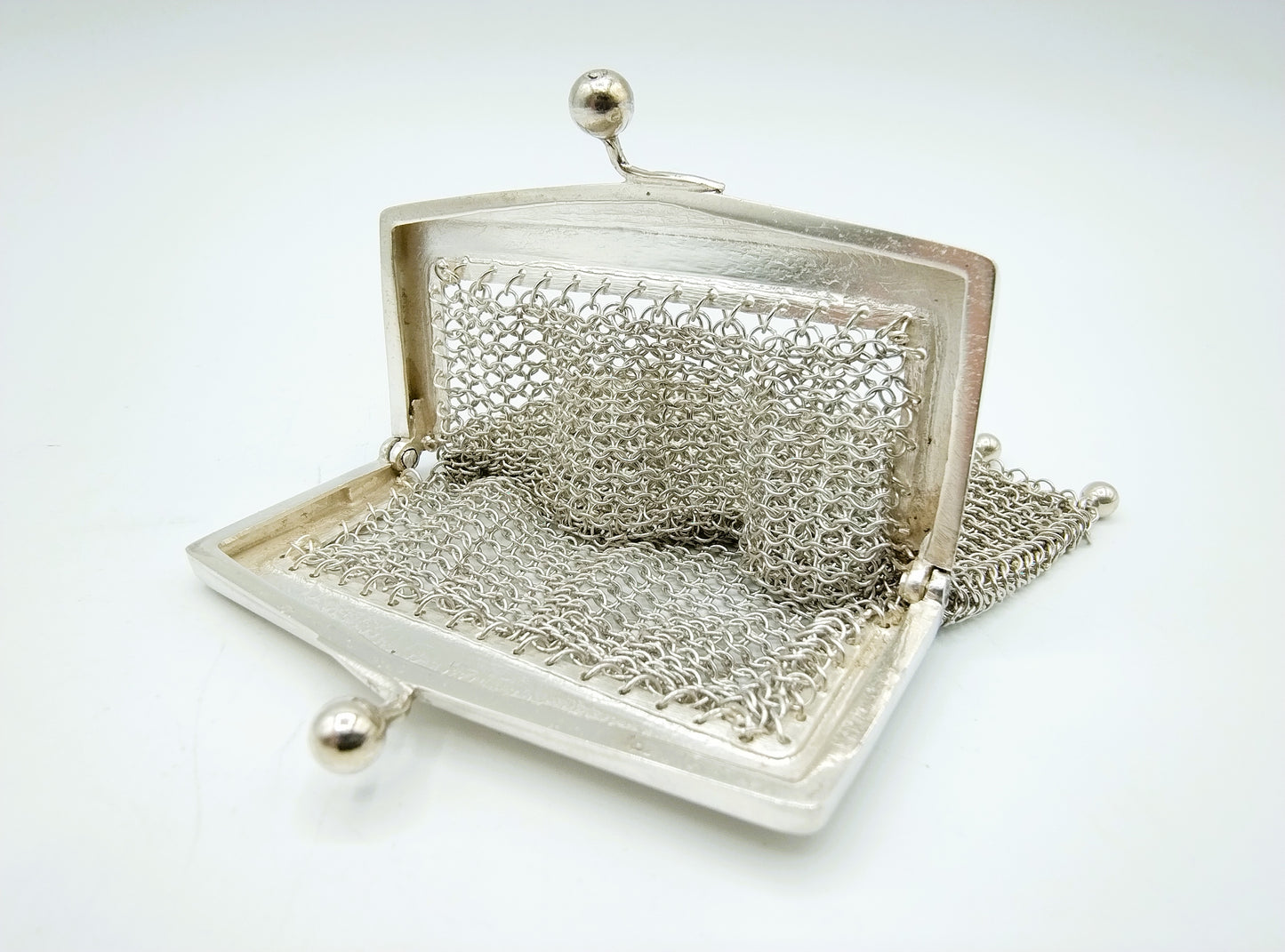 Silver purse with chain mail, 800