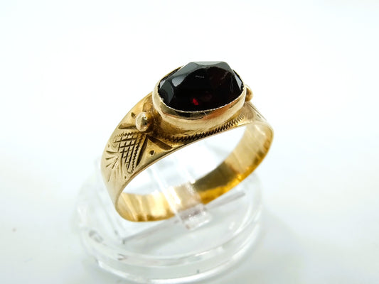 Gold ring with garnet, 18 mm