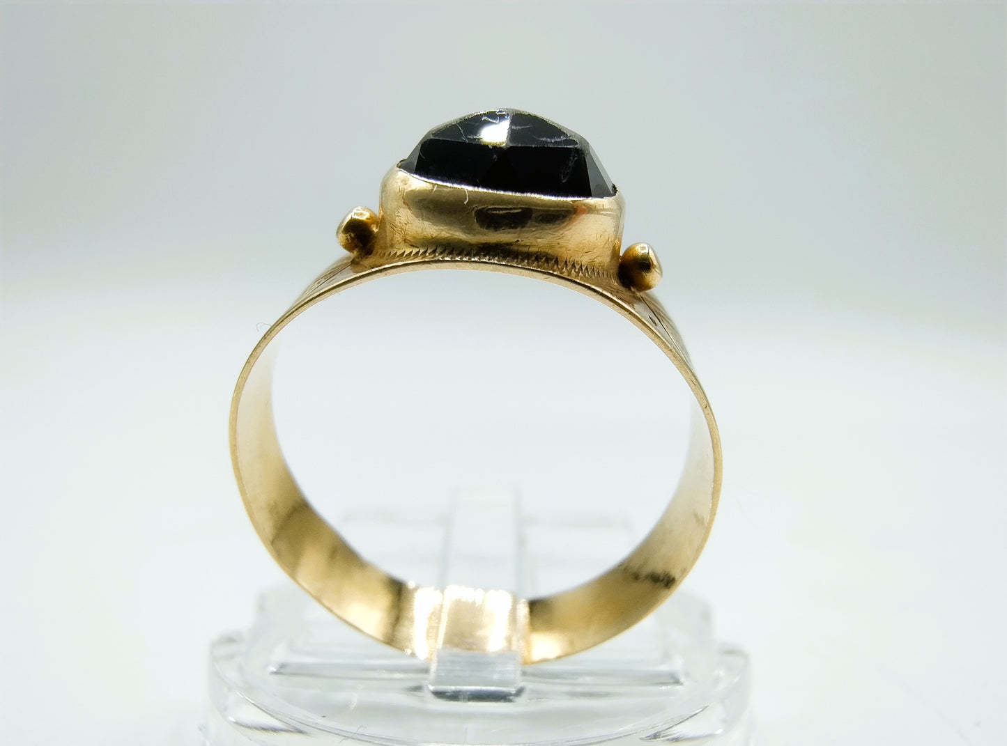 Gold ring with garnet, 18 mm