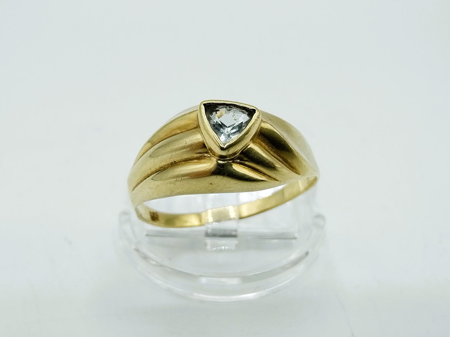 Gold ring with sparkling stone, 18 mm