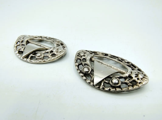 Set of silver calf buckles, 835