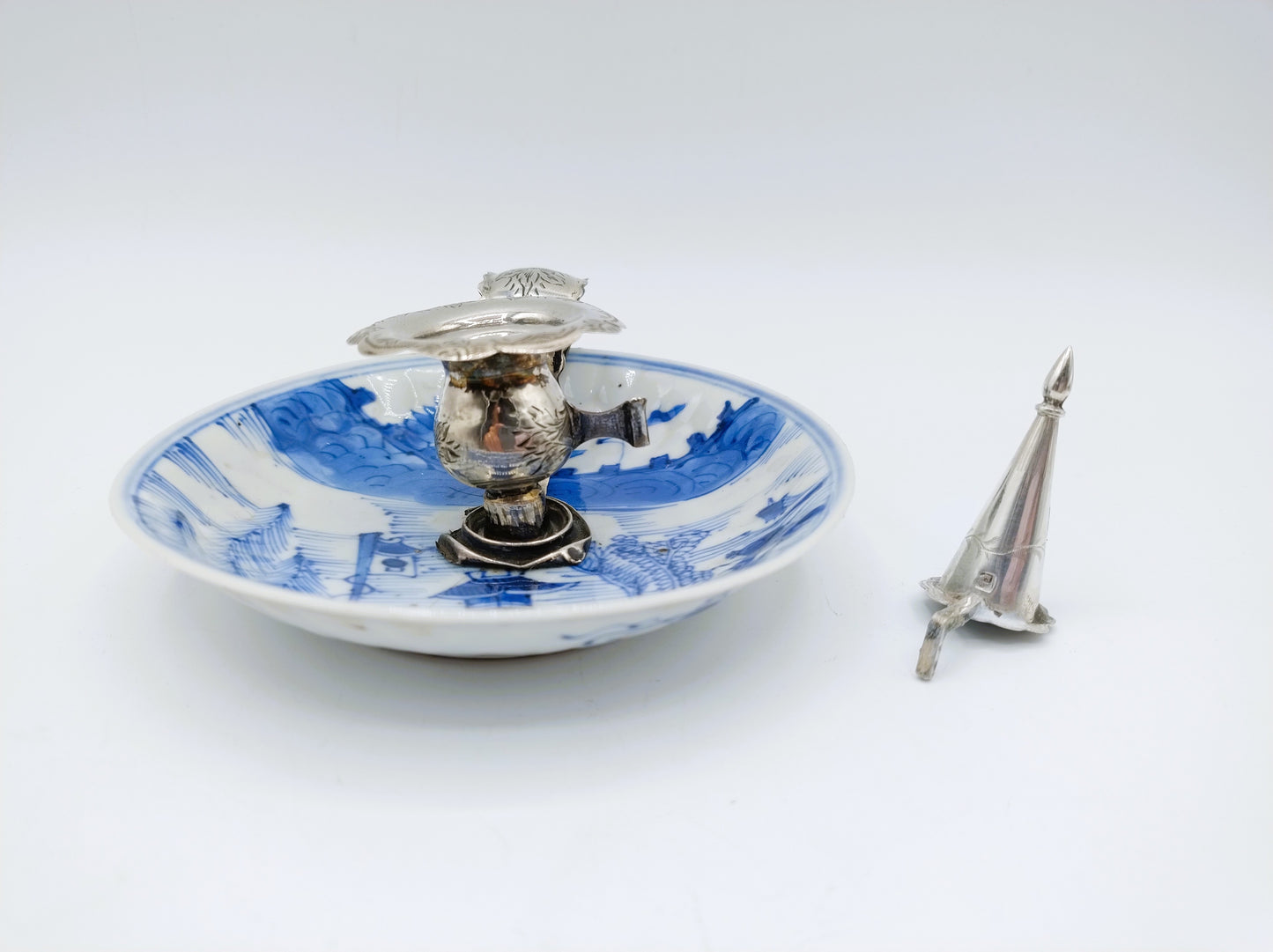 Silver candlestick on Chinese porcelain dish, AH Ankum, Zaandam, 18th century