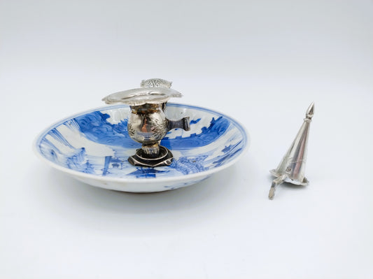 Silver candlestick on Chinese porcelain dish, AH Ankum, Zaandam, 18th century