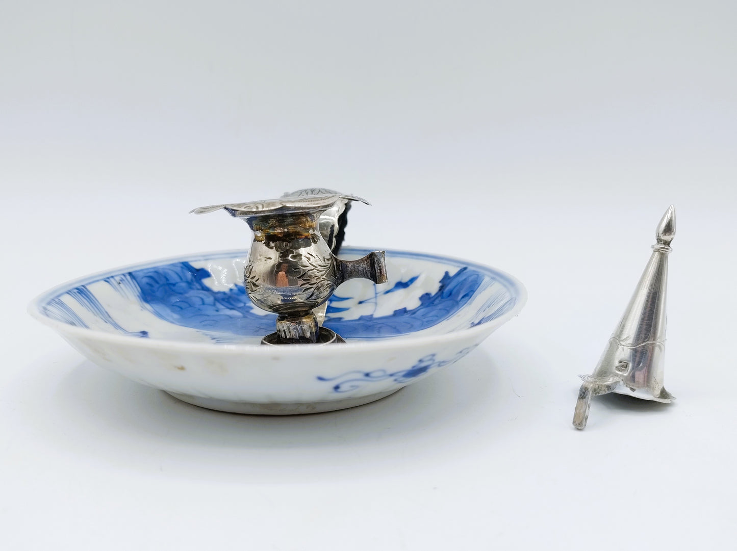 Silver candlestick on Chinese porcelain dish, AH Ankum, Zaandam, 18th century