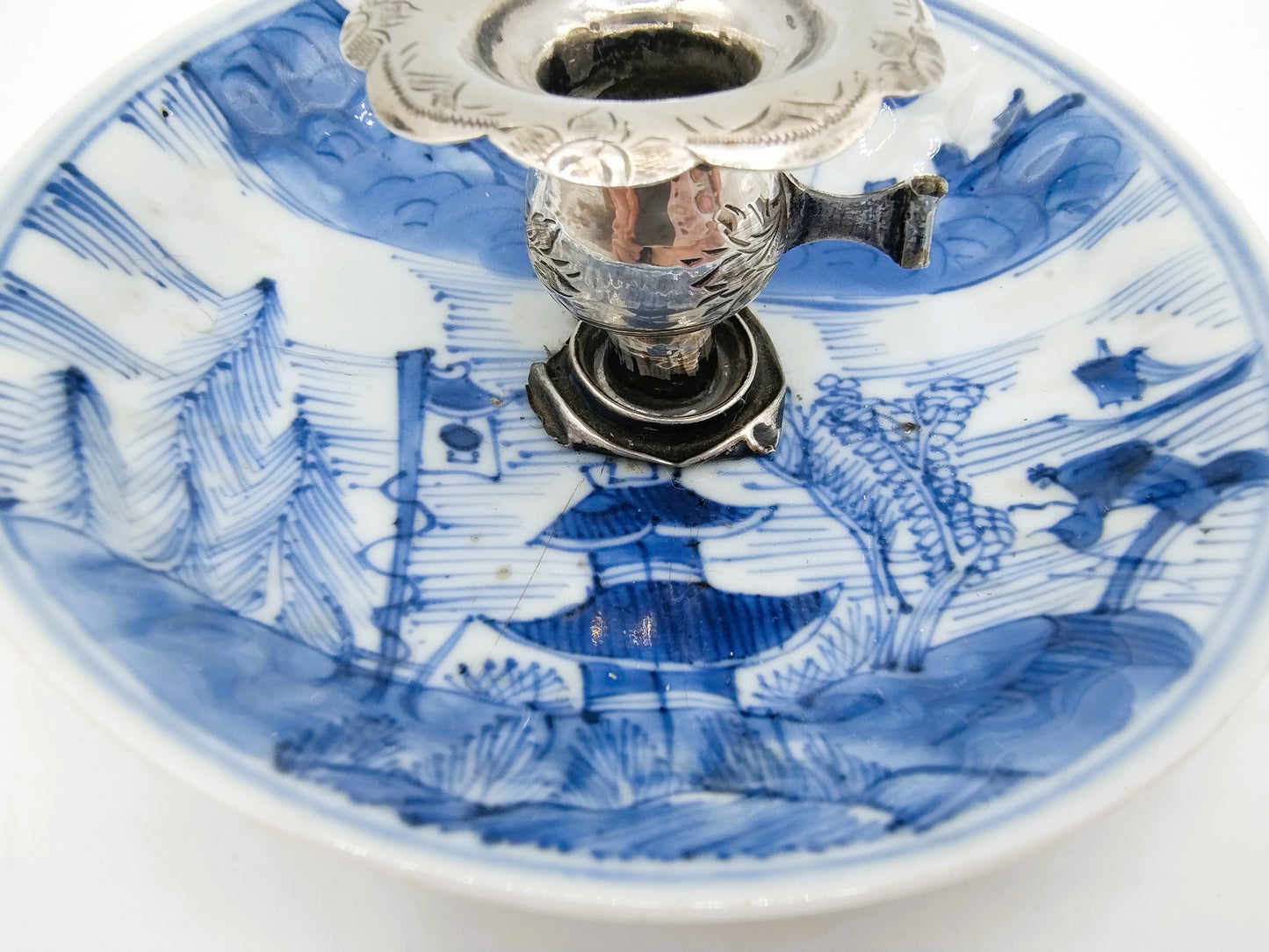 Silver candlestick on Chinese porcelain dish, AH Ankum, Zaandam, 18th century