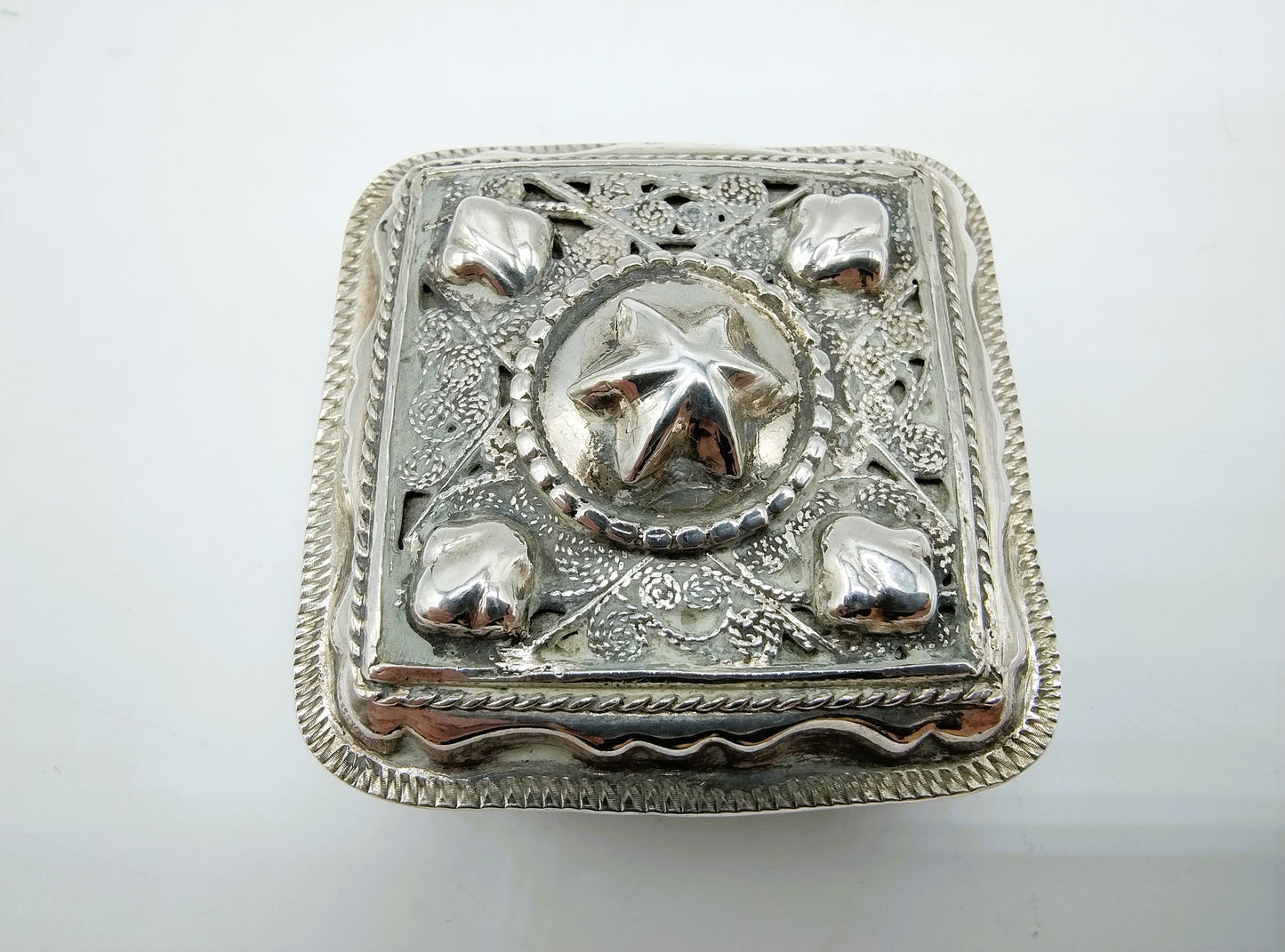 Silver peppermint box with filigree silver, C. Capoen, Schoonhoven, 1917