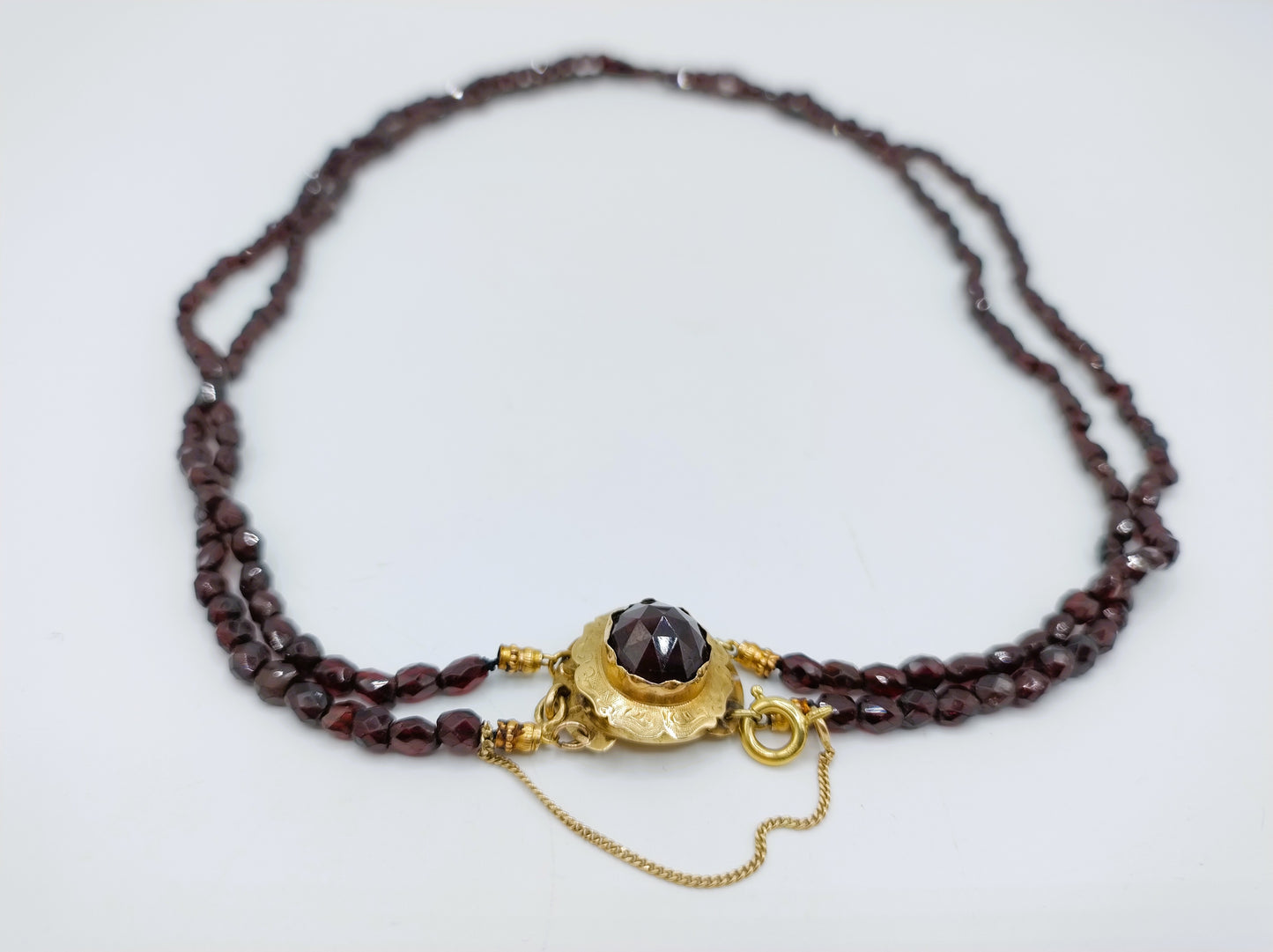 Garnet necklace with gold clasp, 50 cm.