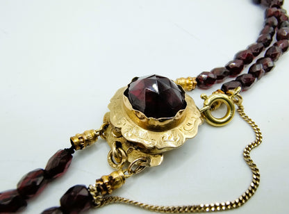 Garnet necklace with gold clasp, 50 cm.