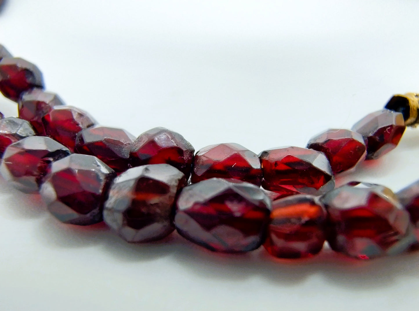 Garnet necklace with gold clasp, 50 cm.