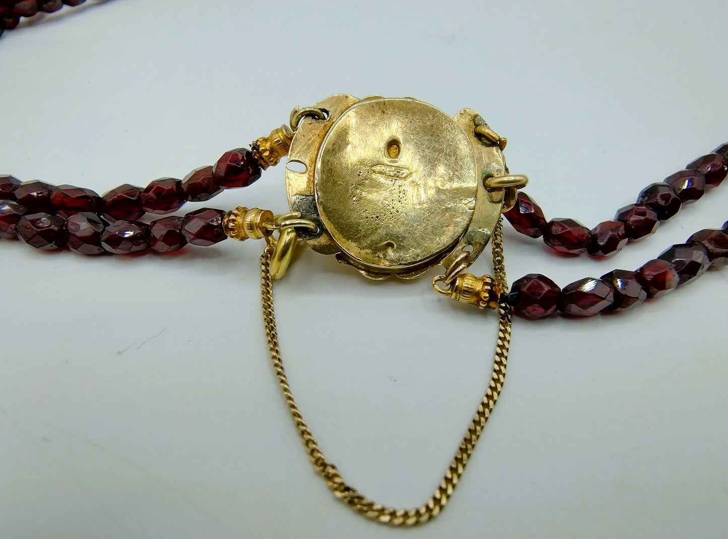 Garnet necklace with gold clasp, 50 cm.