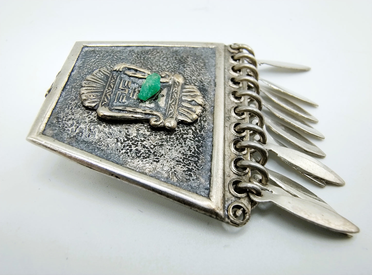 Zilveren broche, ruwe smaragd, Maya design, 900