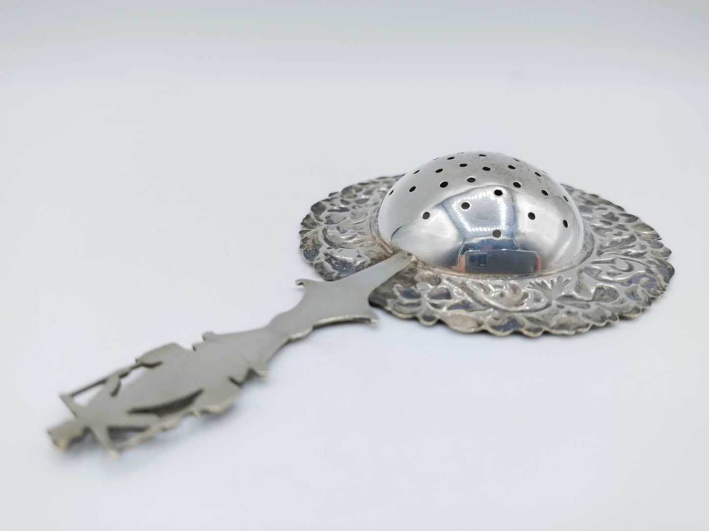 Silver tea strainer, A. Landmeter, Schoonhoven, 1936