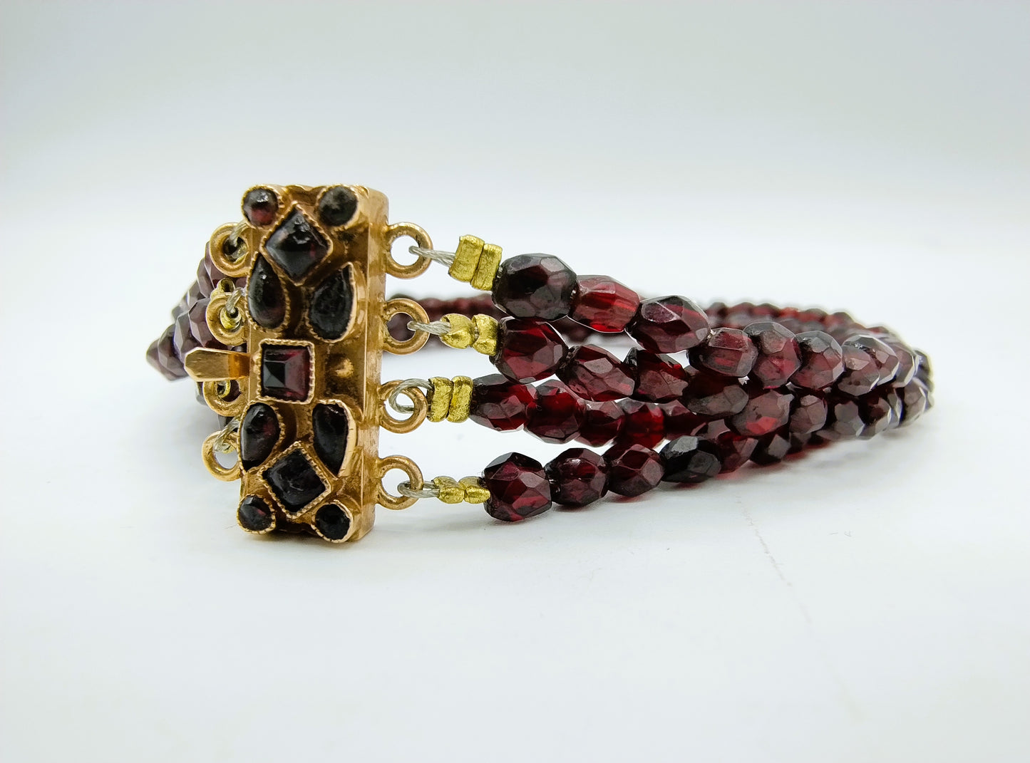 Garnet bracelet with gold clasp, 20 cm.