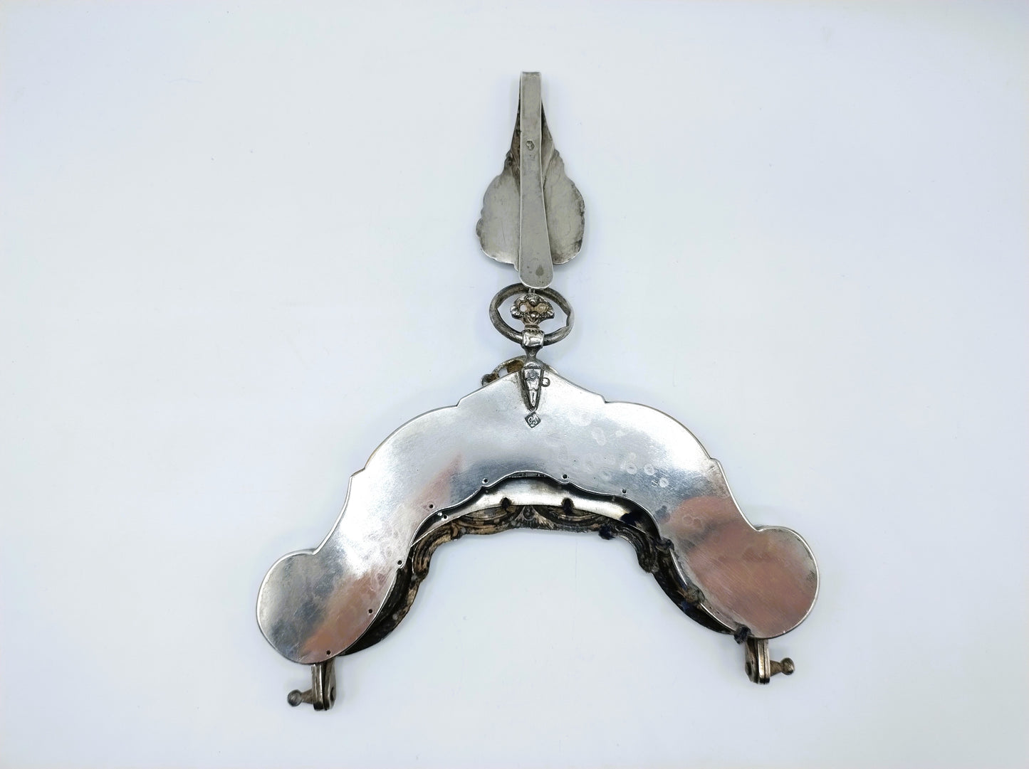 Silver bag bracket with bag hook, including GL Schuiten, Groningen, ca. 1805