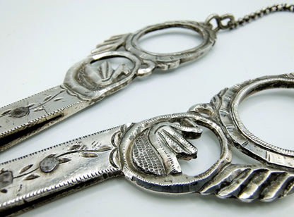 Silver scissors on a jasseron chain, HJ Halbertsma, Gorredijk 19th century